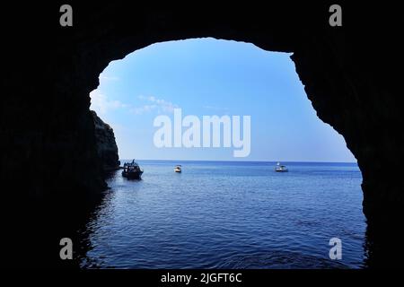 Blick auf die Küste der Insel Lampedusa Meer Paradies für Yachten und Schwimmer. Lampedusa, Italien - August 2019 Stockfoto