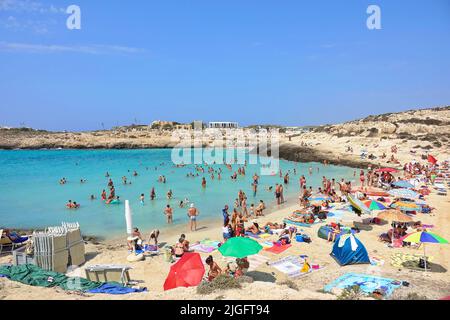 Blick auf die Küste der Insel Lampedusa Meer Paradies für Yachten und Schwimmer. Lampedusa, Italien - August 2019 Stockfoto