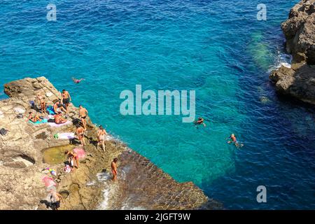 Blick auf die Küste der Insel Lampedusa Meer Paradies für Yachten und Schwimmer. Lampedusa, Italien - August 2019 Stockfoto