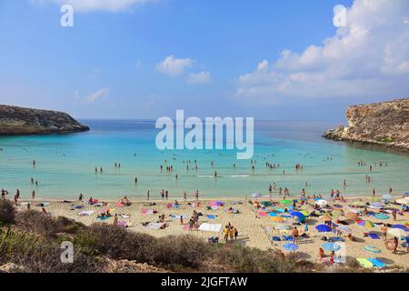 Blick auf den berühmtesten Meeresort Lampedusa, Rabbits Beach oder die Insel Conigli. LAMPEDUSA, ITALIEN - AUGUST 2019 Stockfoto