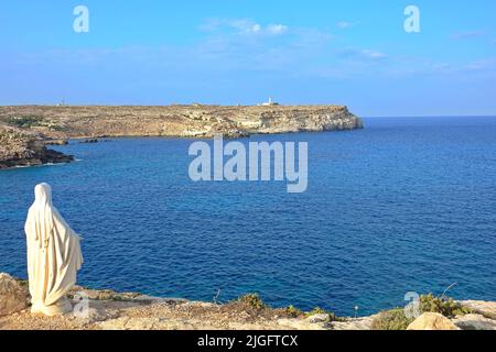 Blick auf die Küste der Insel Lampedusa Meer Paradies für Yachten und Schwimmer. Lampedusa, Italien - August 2019 Stockfoto