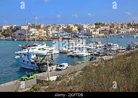 Blick auf das Dorf mit Blick auf den alten Hafen von Lampedusa. LAMPEDUSA, ITALIEN - AUGUST 2019 Stockfoto