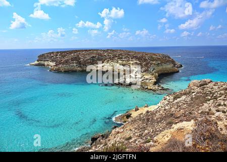Blick auf den berühmtesten Meeresort Lampedusa, Rabbits Beach oder die Insel Conigli. LAMPEDUSA, ITALIEN - AUGUST 2019 Stockfoto