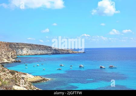 Blick auf den berühmtesten Meeresort Lampedusa, Rabbits Beach oder die Insel Conigli. LAMPEDUSA, ITALIEN - AUGUST 2019 Stockfoto