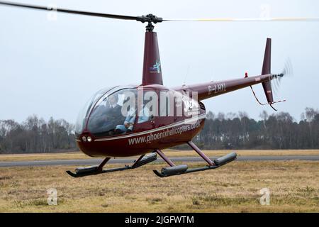 Reading, Vereinigtes Königreich - März 15 2015 - Ein Raven R44 Hubschrauber, Registrierung G-LHXL, der für Vergnügungsflüge am Blackbushe Airport vor dem Abflug eingesetzt wird Stockfoto