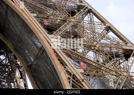 Paris, Frankreich - 26. Mai 2022: Nahaufnahme eines Teils des Eiffelturms Stockfoto