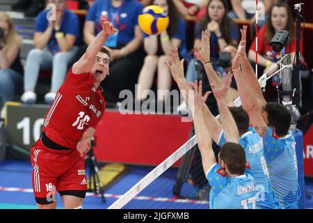 Danzig, Polen. 10.. Juli 2022. Kamil Semeniuk (L) aus Polen beim Spiel der Volleyball Nations League der Männer 2022 zwischen Polen und Slowenien in Credit: PAP/Alamy Live News Stockfoto
