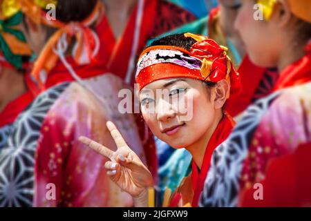 Tänzerin bei Yosakoi Matsuri, Harajuku, Tokio, Japan Stockfoto