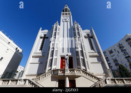 Die katholische Kirche Saint-Jean-Bosco befindet sich im Pariser Bezirk 20.. Das Gebäude ist ein perfektes Beispiel für Art déco. Stockfoto