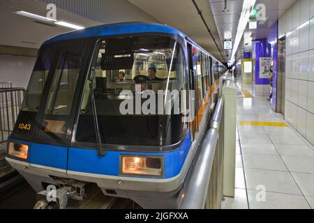 Abfahrt mit der Einschienenbahn am Flughafen Haneda, Tokio, Japan Stockfoto