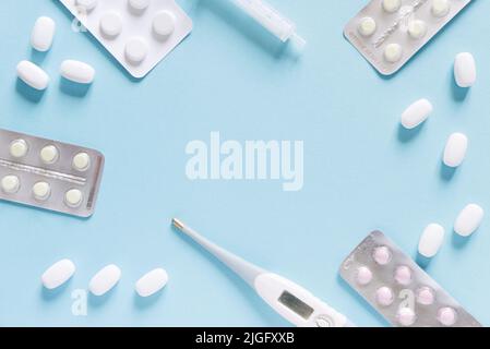 Minimalistisches Medizin- und Gesundheitskonzept Flatlay-Pillen und ein Thermometer Stockfoto