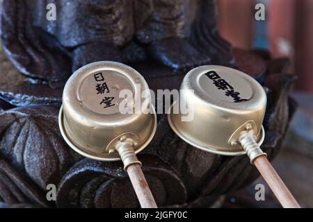 Dippers zeremonieller Wasserbrunnen Honmon-ji-Tempel Ikegami Tokio Japan Stockfoto