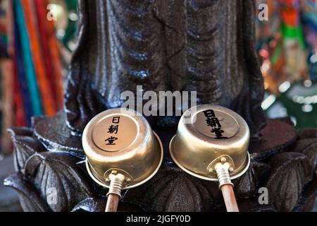 Dippers zeremonieller Wasserbrunnen Honmon-ji-Tempel Ikegami Tokio Japan Stockfoto