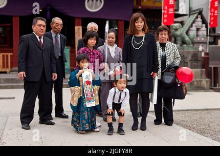 Familienposen Shichi GO san Festival Asakusa-Schrein Tokio Japan Stockfoto