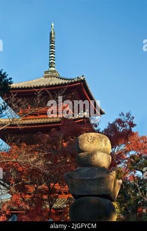 Fünfstöckige Pagode und Friedhof Autumn Ikegami Honmonji Temple Tokyo Japan Stockfoto