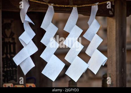 Gefaltete Papiersymbole im Takaosan Yakuoin Tempel, Japan Stockfoto