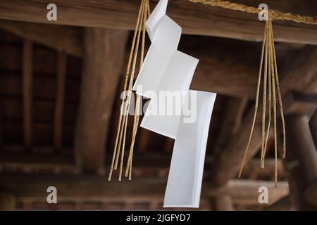 Shide, gefaltetes weißes Papier im Togo-Schrein in Harajuku, Tokio, Japan Stockfoto