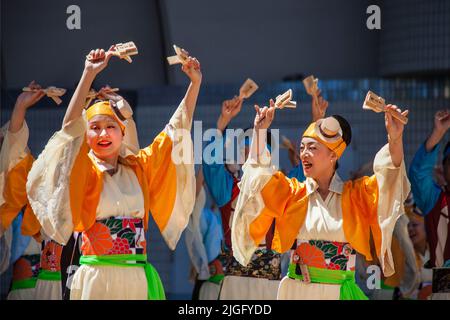 Volkstänzer treten im Yosakoi Matsuri, Harajuku, Tokio, Japan auf Stockfoto