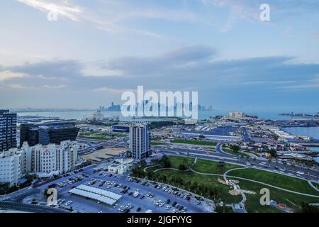 Luftaufnahme der Doha Corniche am frühen Morgen Stockfoto