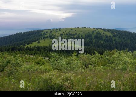 Mravenecnik Hügel, Blick vom oberen Wasserreservoir des Pumpspeicherkraftwerks Dlouhe Strane im Jeseniky Gebirge, Tschechische Republik. Während Stockfoto