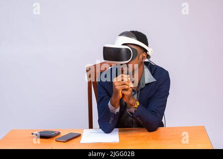 Der Mann entspannt sich und spielt VR-Brille Stockfoto