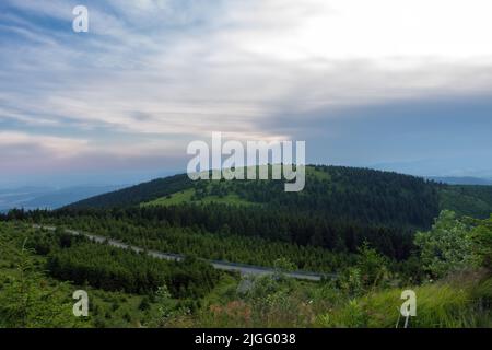 Mravenecnik Hügel, Blick vom oberen Wasserreservoir des Pumpspeicherkraftwerks Dlouhe Strane im Jeseniky Gebirge, Tschechische Republik. Während Stockfoto