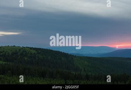 Mravenecnik Hügel, Blick vom oberen Wasserreservoir des Pumpspeicherkraftwerks Dlouhe Strane im Jeseniky Gebirge, Tschechische Republik. Während Stockfoto