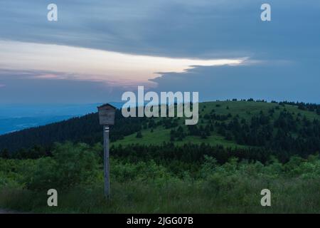 Mravenecnik Hügel, Blick vom oberen Wasserreservoir des Pumpspeicherkraftwerks Dlouhe Strane im Jeseniky Gebirge, Tschechische Republik. Während Stockfoto