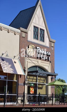 South Barrington, Illinois, USA. Ein Panera Bread Restaurant in einem Einkaufszentrum in einem Vorort von Chicago. Panera Bread Company ist eine amerikanische Kette von Bäcker-Cafés. Stockfoto