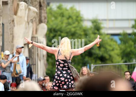 Berlin, Charlottenburg, Deutschland. 9.. Juli 2022. Berlin: Der Loveparade-Gründer Dr. Motte hat sein neues Techno-Spektakel ''Rave the Planet Parade'' auf der Berliner KurfÃ¼rstendamm gestartet. Es geht um Frieden und Freiheit unter dem Motto ''wieder zusammen' (Bildquelle: © Simone Kuhlmey/Pacific Press via ZUMA Press Wire) Stockfoto