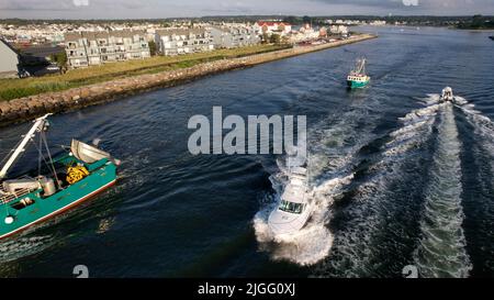 Luftaufnahme von Booten entlang des Manasquan Inlet zum Atlantischen Ozean in Manasquan, NJ Stockfoto