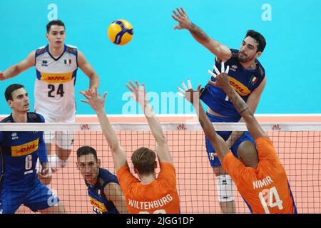 Danzig, Polen. 10.. Juli 2022. Daniele Lavia beim Spiel der FIVB Volleyball Nations League Men's Pool 6 zwischen Italien und den Niederlanden in Danzig, Polen, am 10. Juli 2022. (Foto von Piotr Matusewicz/PressFocus/SIPA USA) France OUT, Poland OUT Credit: SIPA USA/Alamy Live News Stockfoto