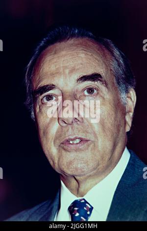 Der Mehrheitsführer des Senats, Bob Dole aus Kansas, hält eine Pressekonferenz ab, um die Situation in Bosnien und seinen Vorschlag zur Aufhebung des Waffenembargos auf dem Capitol Hill am 22. Juli 1995 in Washington, D.C. zu diskutieren Stockfoto