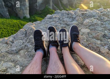 Paar Füße Entspannen in sonnigen Bergen, Sommer reisen zusammen Konzept. Griechenland, Meteora Felsen Stockfoto