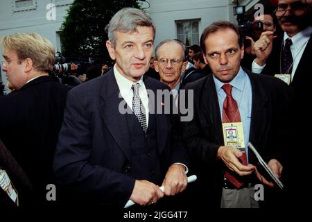 Außenminister Joschka Fischer hält am 9. Oktober 1998 in Washington, D.C. an, um vor den Medien zu sprechen Stockfoto