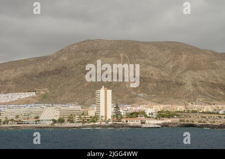 Arona, 16. März 2022: Los Cristianos und der Guaza Berg auf Teneriffa. Kanarische Inseln. Spanien. Stockfoto
