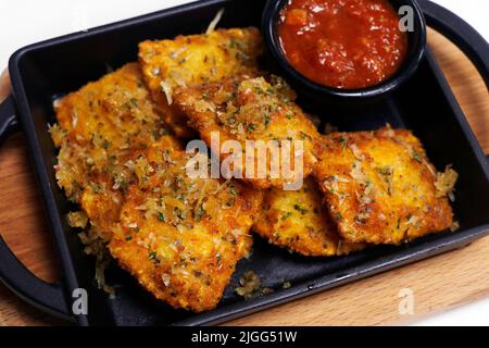 Knusprig gebratener, mit Käse gefüllter Pasta Ravioli mit Tomatenmarinara-Sauce Stockfoto