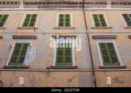 Seite des alten Gebäudes mit mehreren Fenstern, Brescia, Lombardia, Italien Stockfoto