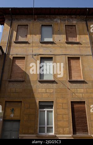 Seite des alten Gebäudes mit mehreren Fenstern, Brescia, Lombardia, Italien Stockfoto