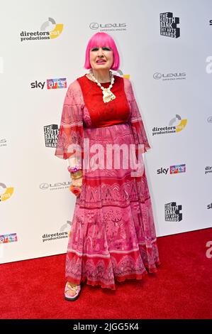 London, Großbritannien. 10.. Juli 2022. Dame Zandra Rhodes nimmt am 10. Juli 2022 an den South Bank Sky Arts Awards 2022 im Savoy Hotel in London, Großbritannien, Teil. - 10. Juli 2022. Quelle: Siehe Li/Picture Capital/Alamy Live News Stockfoto