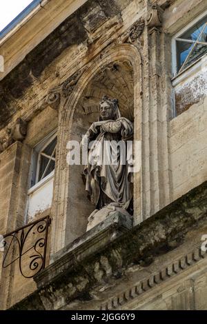 Typisch für Avignon sind die Madonna-Figuren an vielen Hausfassaden. Avignon, Frankreich Stockfoto