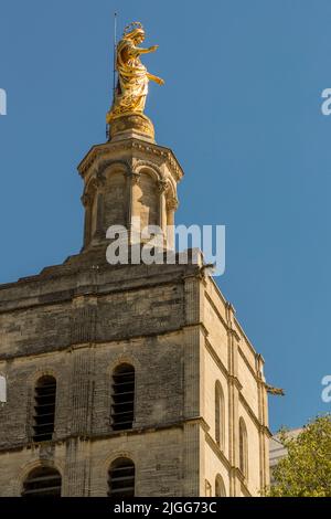 Eine vergoldete Statue der Jungfrau Maria mit einem Gewicht von 4,5 Tonnen krönt seit 1859 den Westturm der Kathedrale Notre-Dame des Doms, direkt neben dem Papstpalast in Avignon, Frankreich. Stockfoto