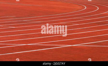 Rote Laufstrecken im Sportstadion im Freien, Hintergrund und Struktur. Sportkonzept Stockfoto