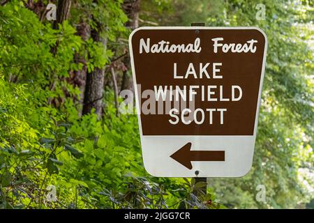 National Forest Richtungsschilder für Lake Winfield Scott Recreation Area, ursprünglich ein Projekt des Civilian Conservation Corps im Jahr 1933. (USA) Stockfoto