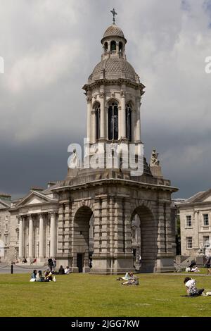 Der campanile Tower am Trinity College Dublin, Irland. Entworfen von Sir Charles Lanyon, aus Granit gebaut. Stockfoto