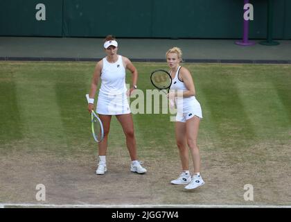 London, Großbritannien. 10.. Juli 2022, All England Lawn Tennis and Croquet Club, London, England; Wimbledon Tennisturnier, Doppel-Finale der Damen; Barbora Krejcikova (CZE) und Katerina Siniakova (CZE) Credit: Action Plus Sports Images/Alamy Live News Stockfoto