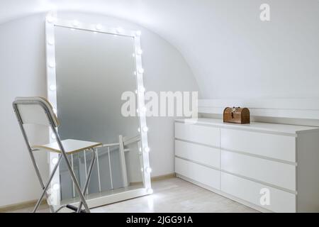 Make-up-Platz im Nagelstudio, helle Einrichtung des modernen Maniküre-Shop. Im Beauty-Studio, Raum für Make-up. Sauberer, leerer, trendiger Nagelsalon. Spa, cosme Stockfoto