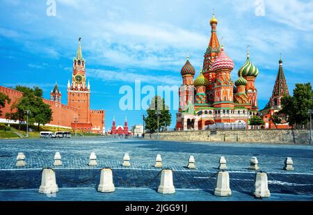 Moskauer Kreml und Basilius-Kathedrale im Sommer, Russland. Schöne Aussicht auf die Sehenswürdigkeiten der Stadt Moskau auf dem Roten Platz. Landschaft der berühmten alten Moskauer Denkmäler. T Stockfoto