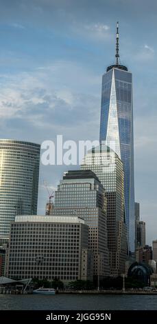 Stadtbild von Manhattan vom Hudson River, aufgenommen bei Nacht an einem regnerischen Tag Stockfoto