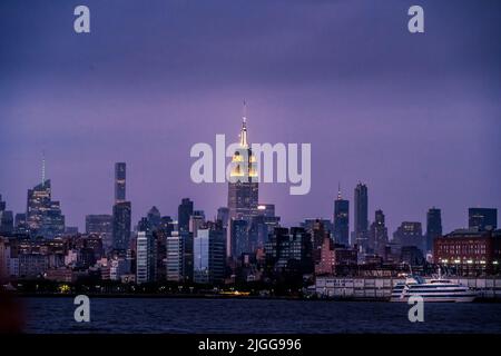 Stadtbild von Manhattan vom Hudson River, aufgenommen bei Nacht an einem regnerischen Tag Stockfoto